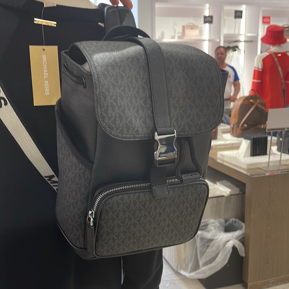 MICHAEL KORS MENS
Cooper Logo Sling Pack
Style# 37S3LCOC2B
COLOR: Black
NWT - Picture 6 of 16